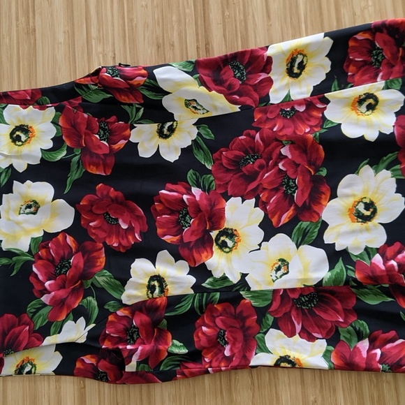 Sleeveless blouse with flower pattern - Picture 3 of 4